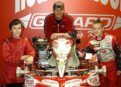 Mike van Capel met rijders Kevin de Rooij en Christian Kuier